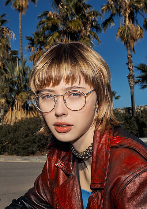 Jeune femme avec lunettes de vue à verres rond