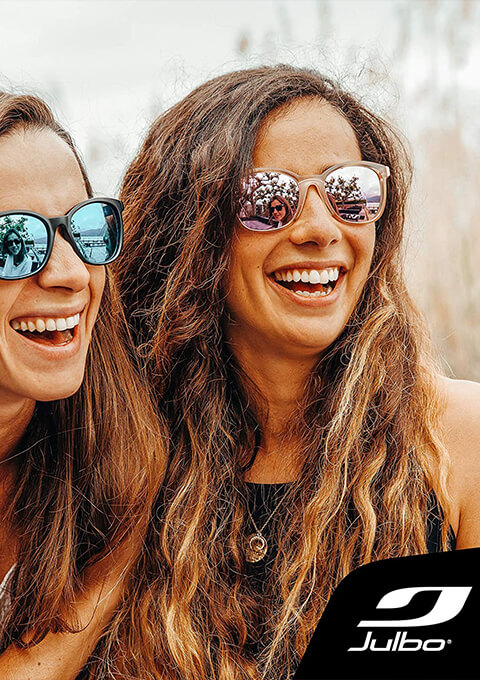 Jeunes femmes avec lunettes solaires design