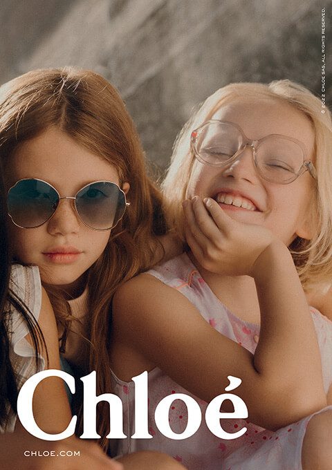 Chloé, deux enfants avec paire de lunette de vue et solaire