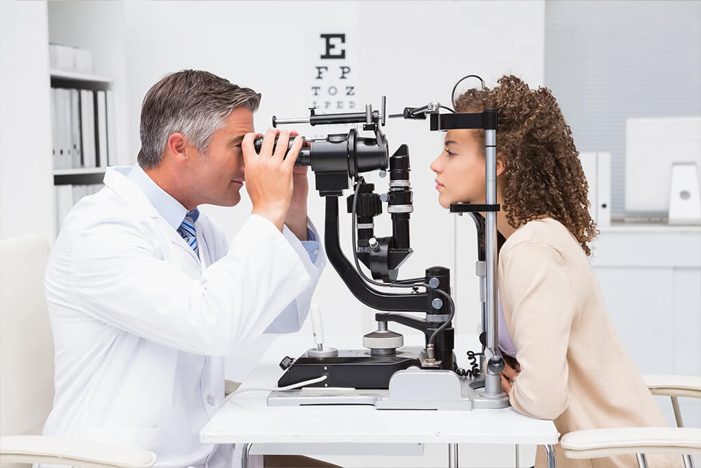 ophtalmologiste faisant un test de vision à une patiente