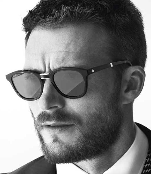 Homme avec lunettes de soleil giorgio armani
